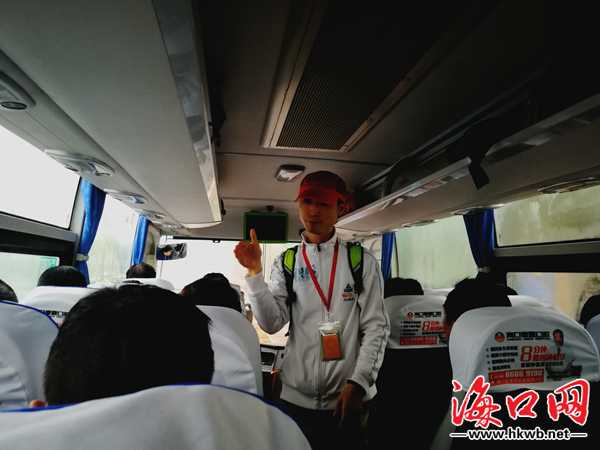 海口男导游带团十年零投诉 幽默风趣讲解获游客点赞